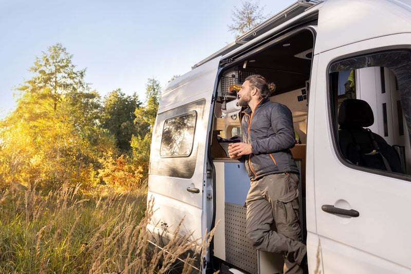 Mann in Camper im freien