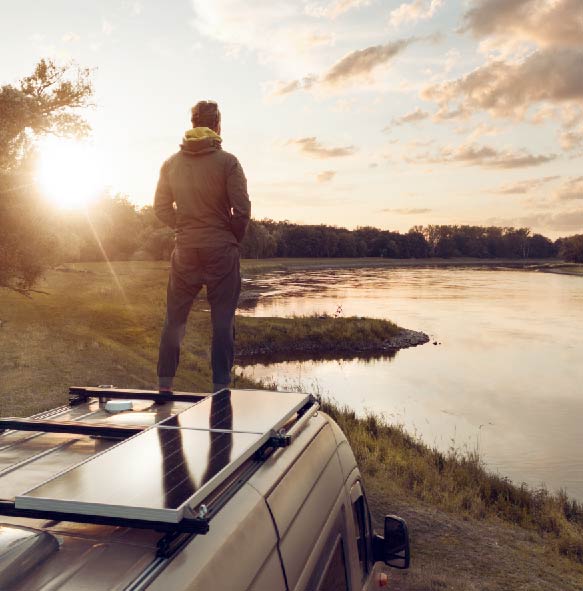 Man steht auf seinem Camper