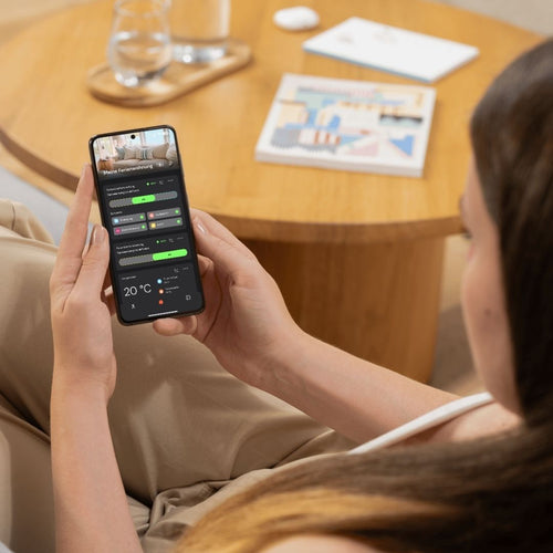Frau schaut auf sonsor App Dashboard auf ihrem Smartphone