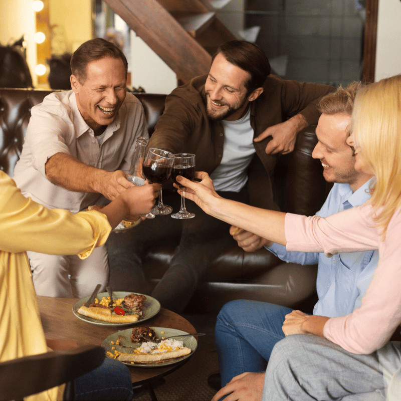 Gute Freunde stoßen mit Wein an