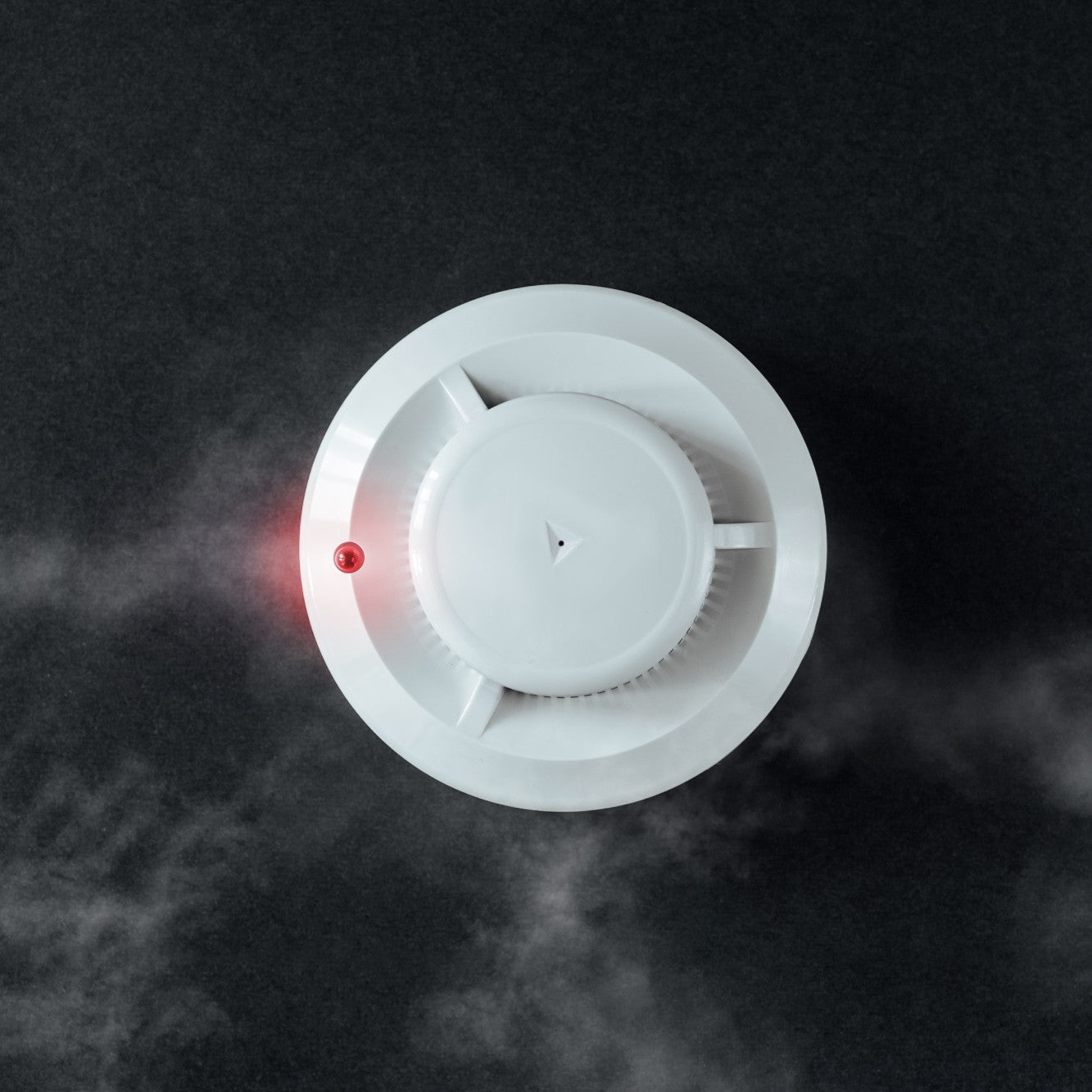 Rauchmelder mit Rauch und roter Lampe