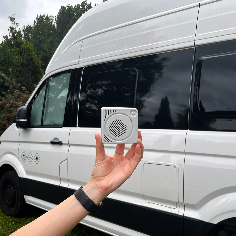 sonsor Sirene vor einem Camper