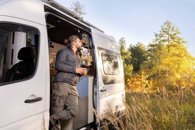 Mann in Camper im Freien