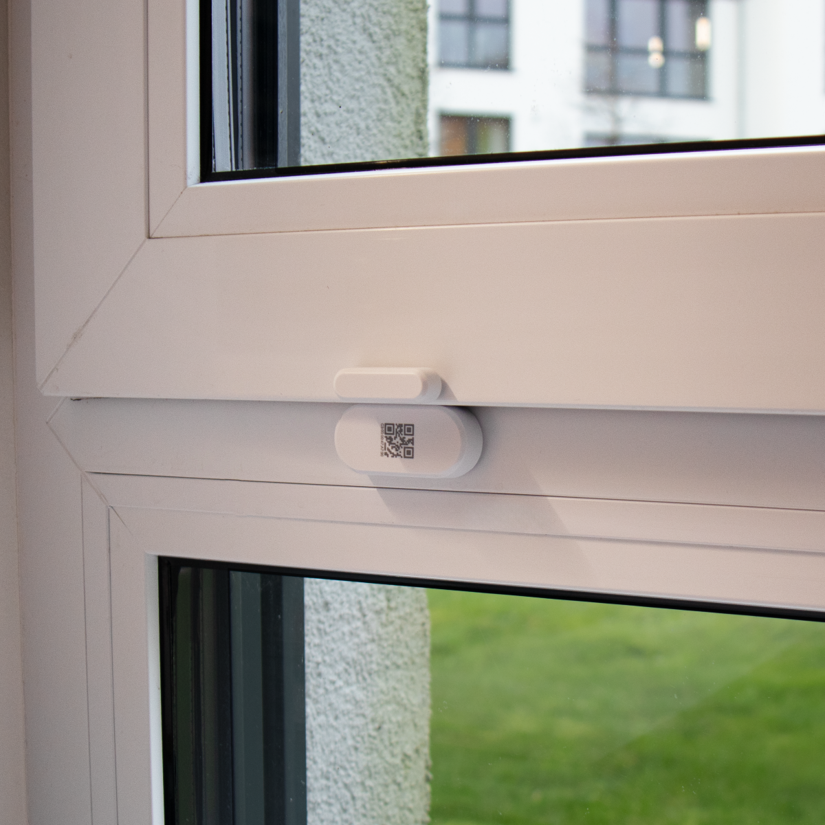 sonsor Kontakt am Fenster