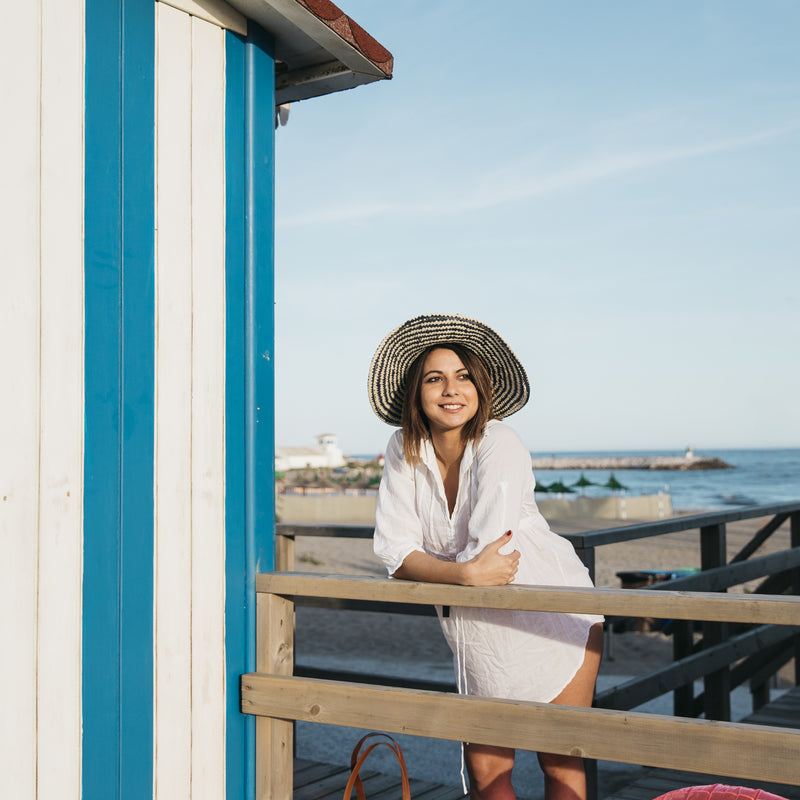 Frau im Urlaub am Strand