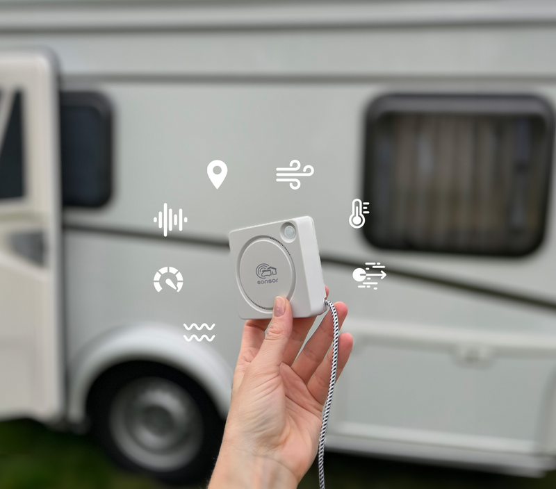 Hand hält sonsor mit Sensoren vor Camper