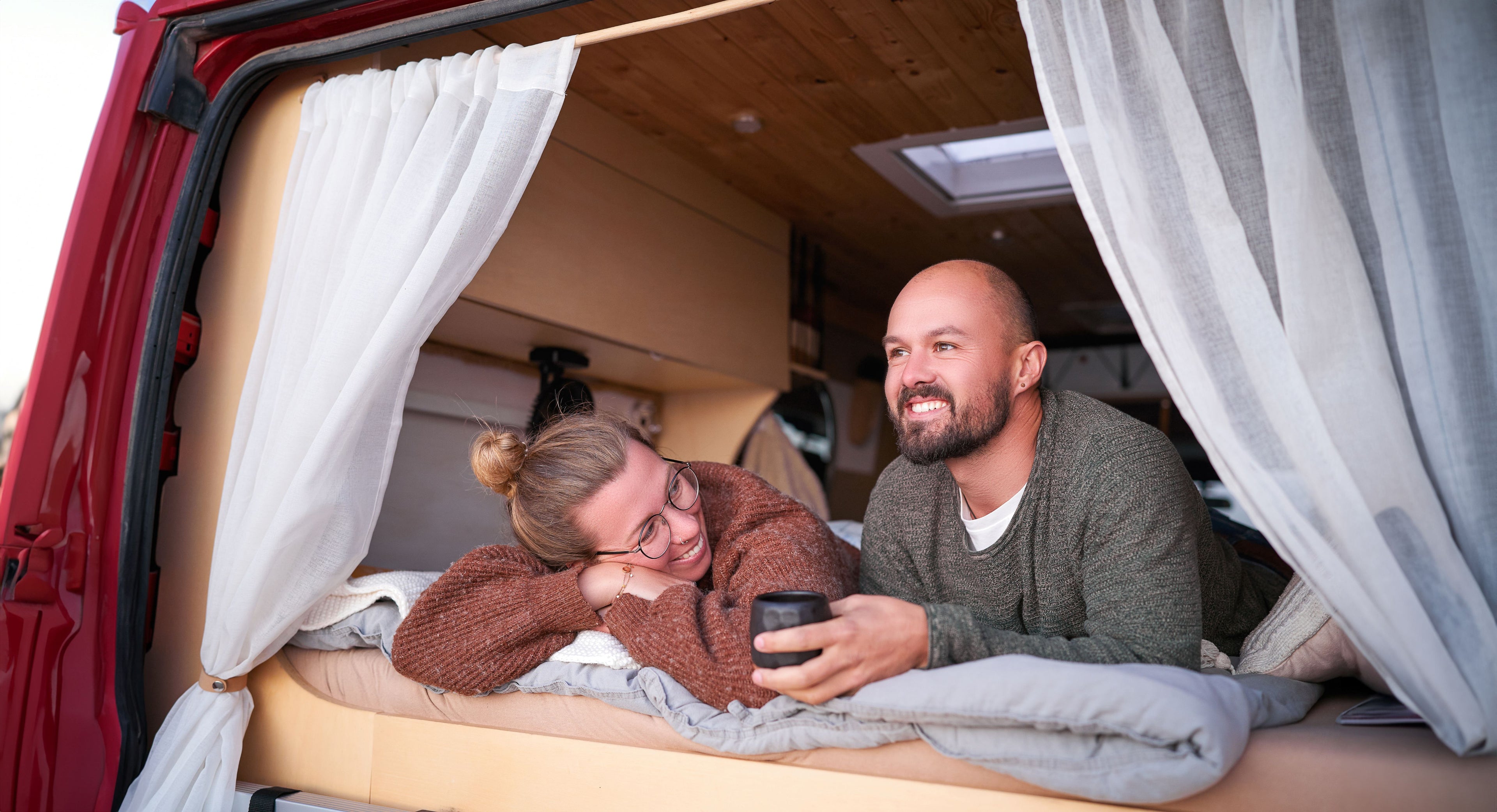 Paar liegen in ihrem Camper