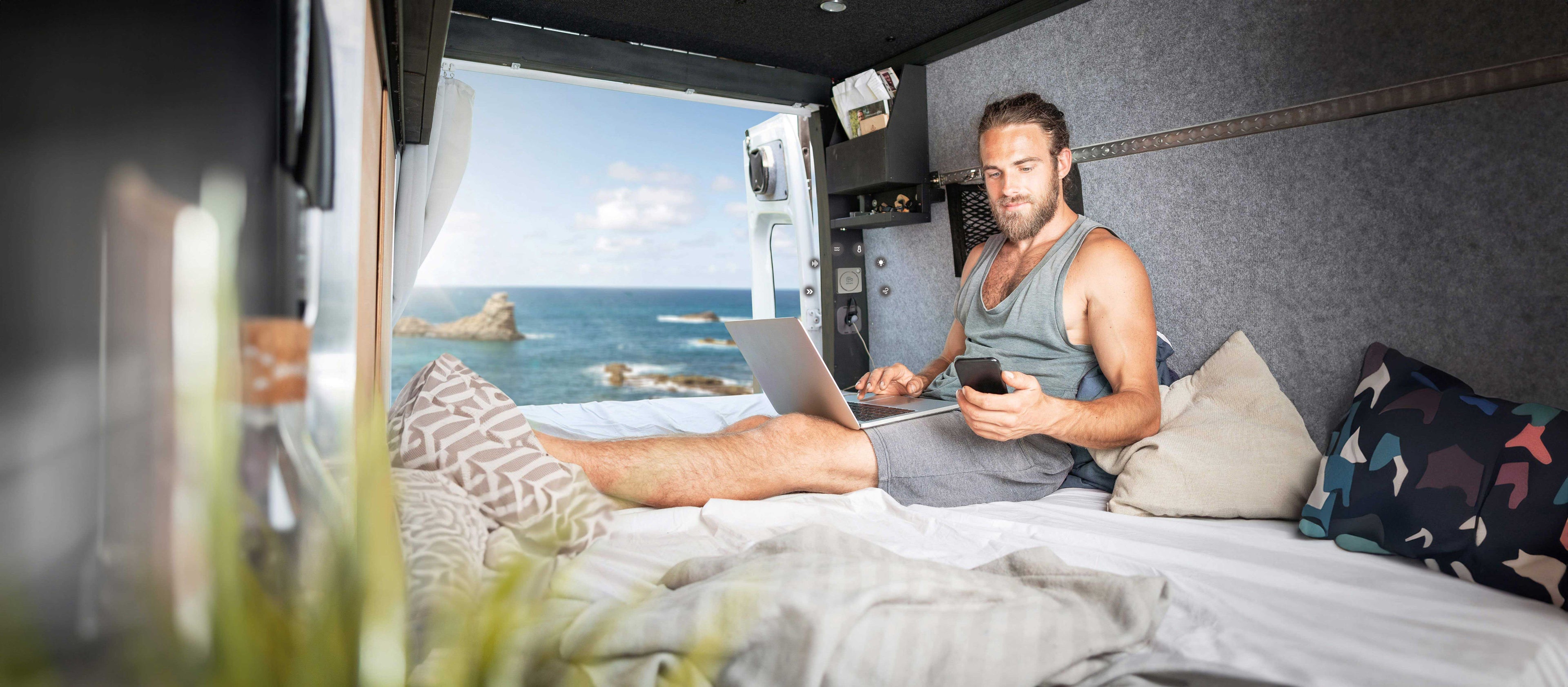 Mann im Camper mit Sonsor