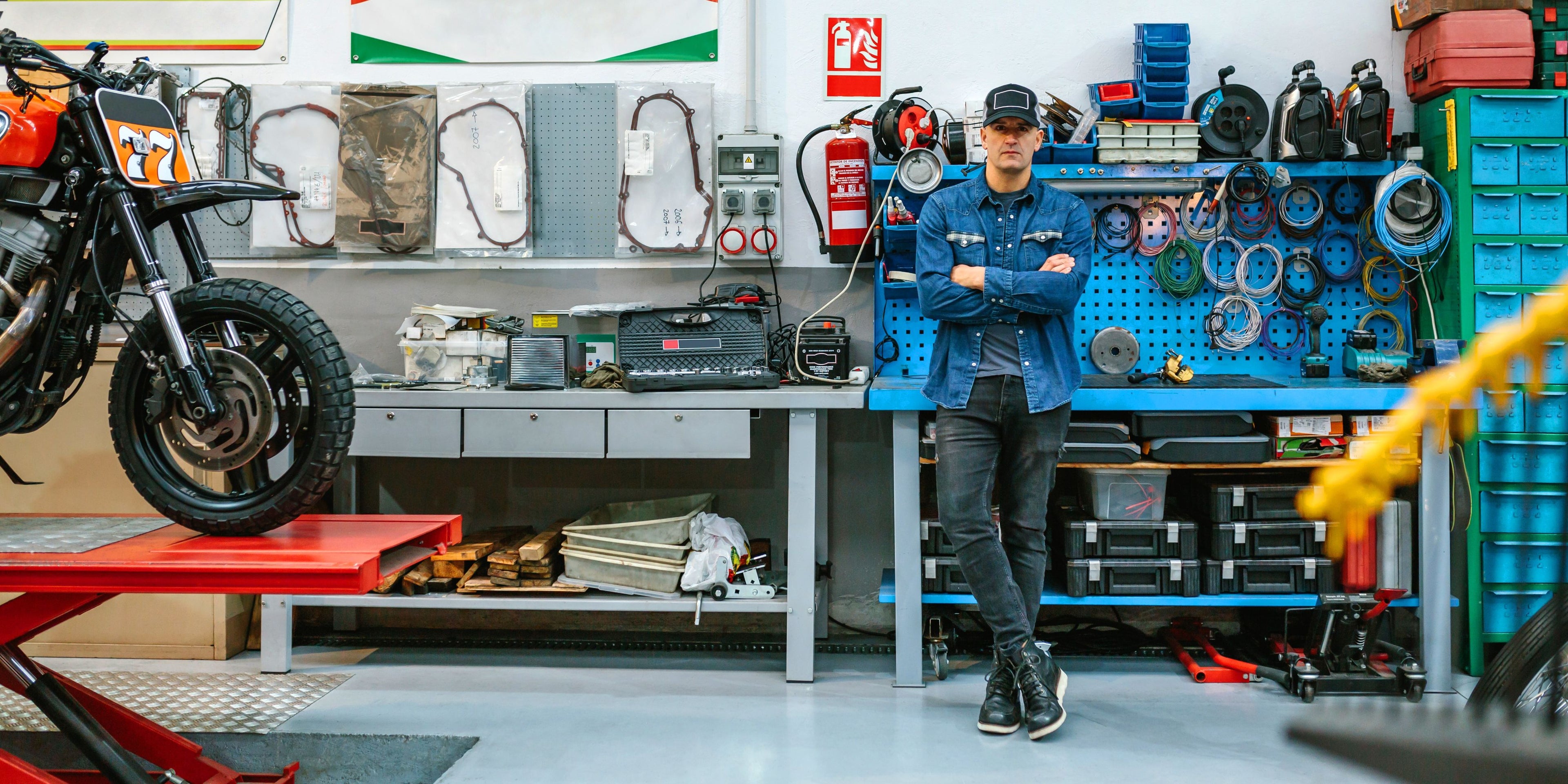 Mechaniker in seiner Werkstatt vor einer Werkbank