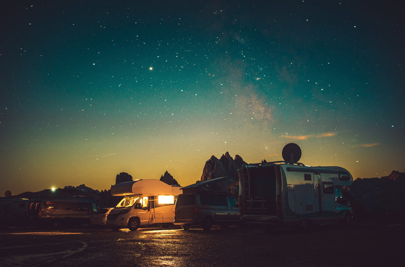 Camper in der Nacht unter den Sternen