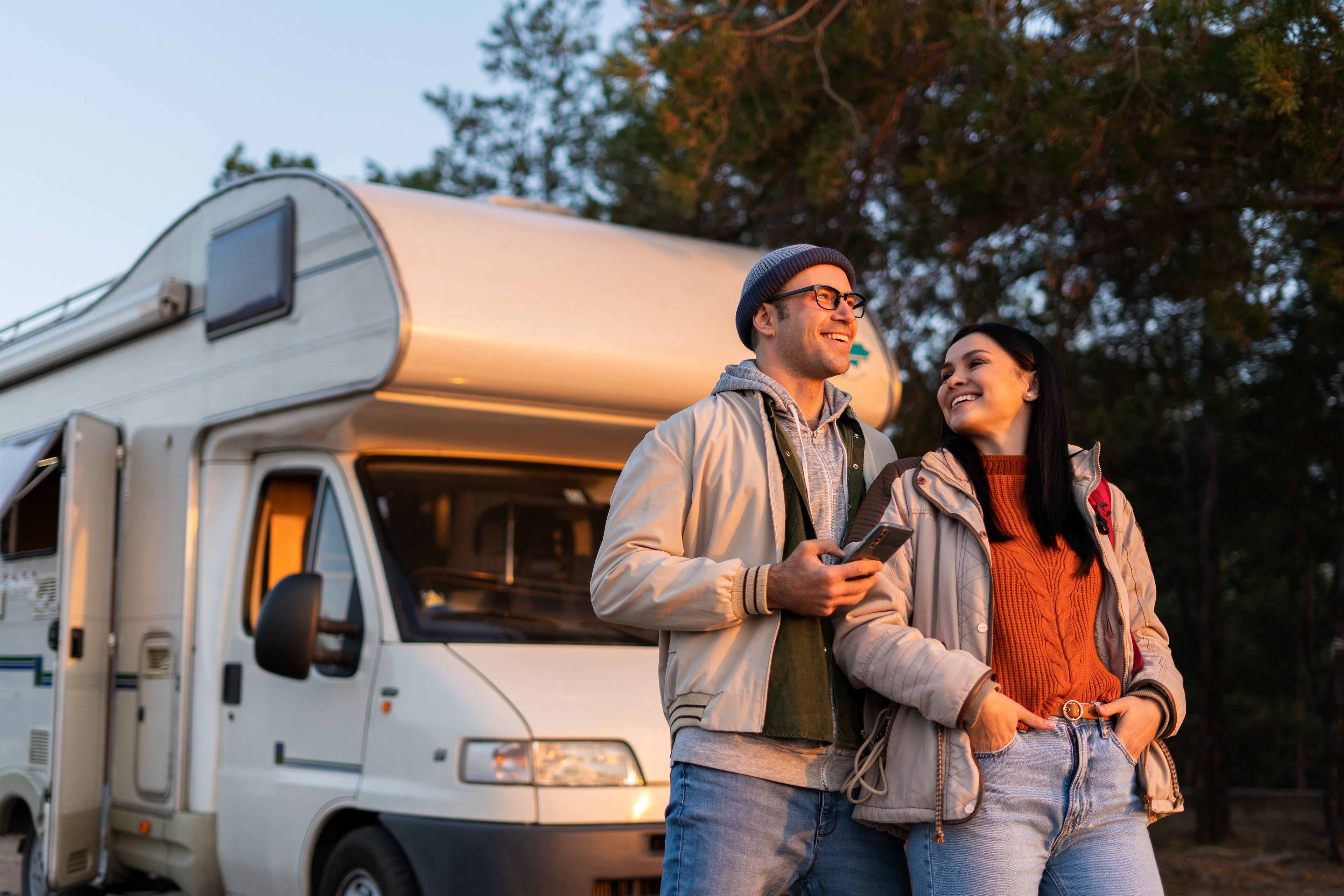 Lachendes Paar vor Camper