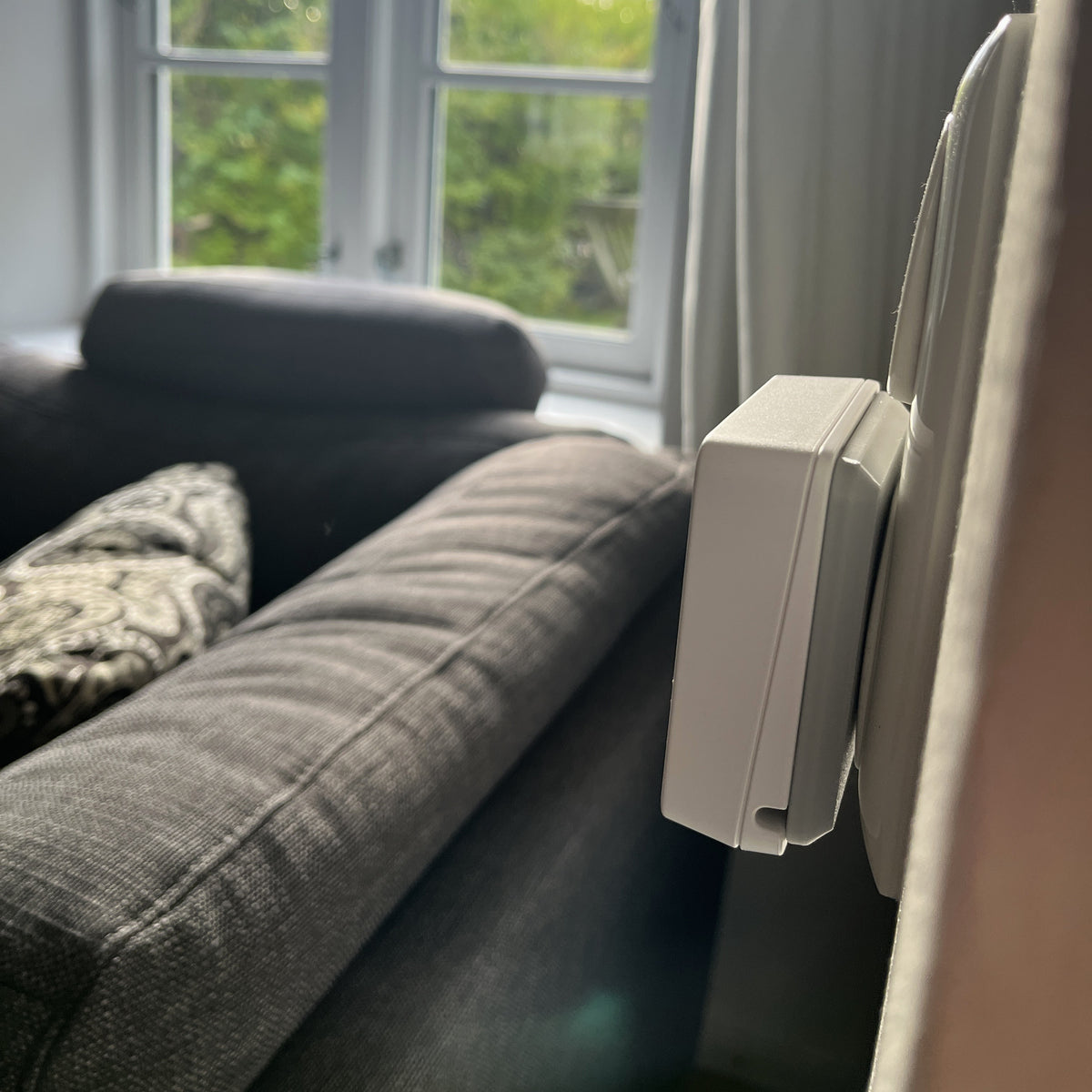 sonsor mit Steckdosenadapter Nahaufnahme