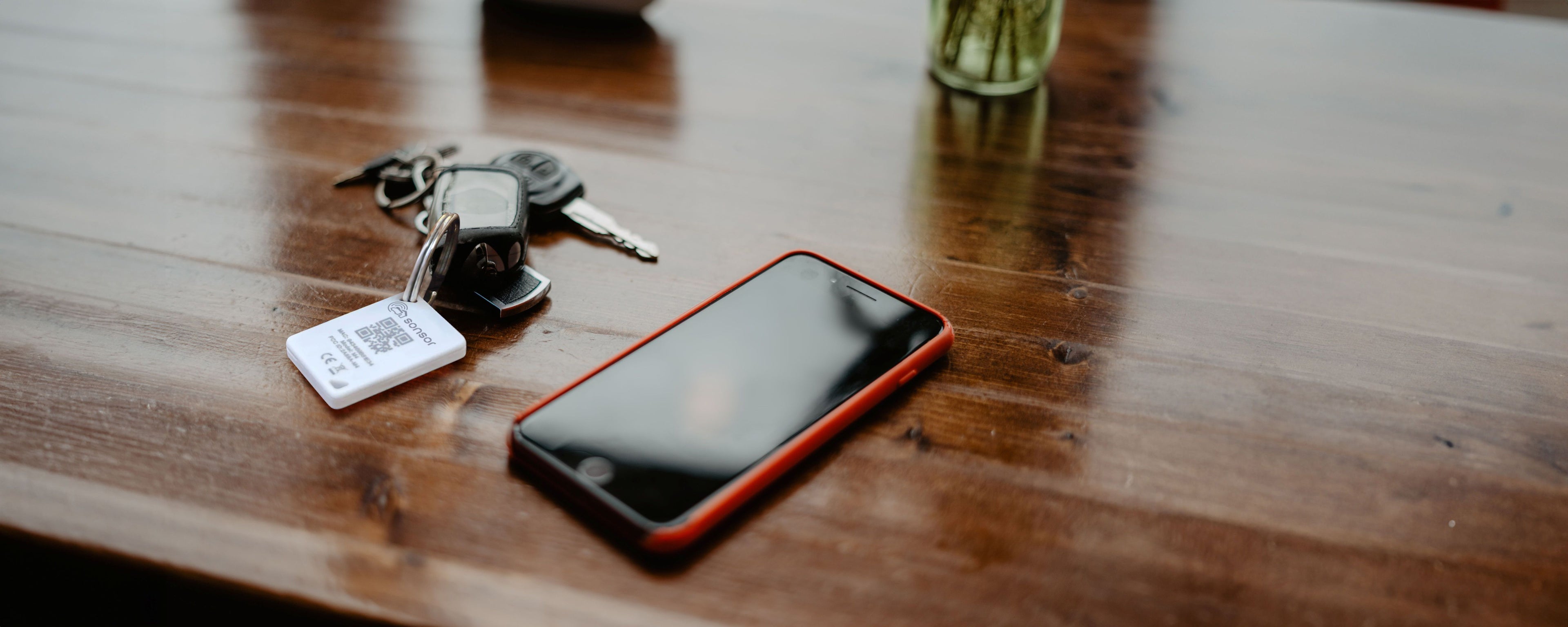 sonsor Key am Schlüsselbund mit Smartphone